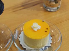 Passion&nbsp;Fruit&nbsp;Cake-Trung Nguyen Café Legend