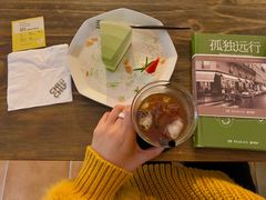 抹茶渐变慕斯-彳亍咖啡·这里(水湾路店)