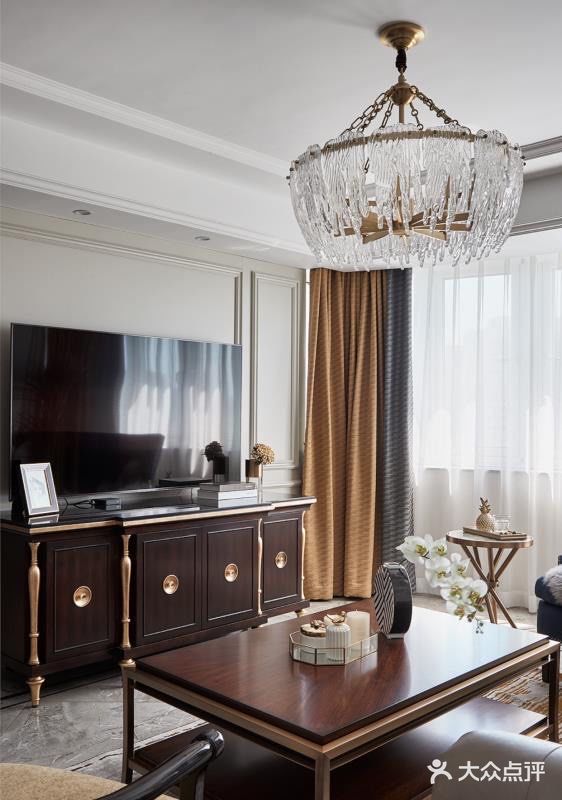 客厅通畅明亮，空间布局井井有条，装饰性的物件不多，但是各有特