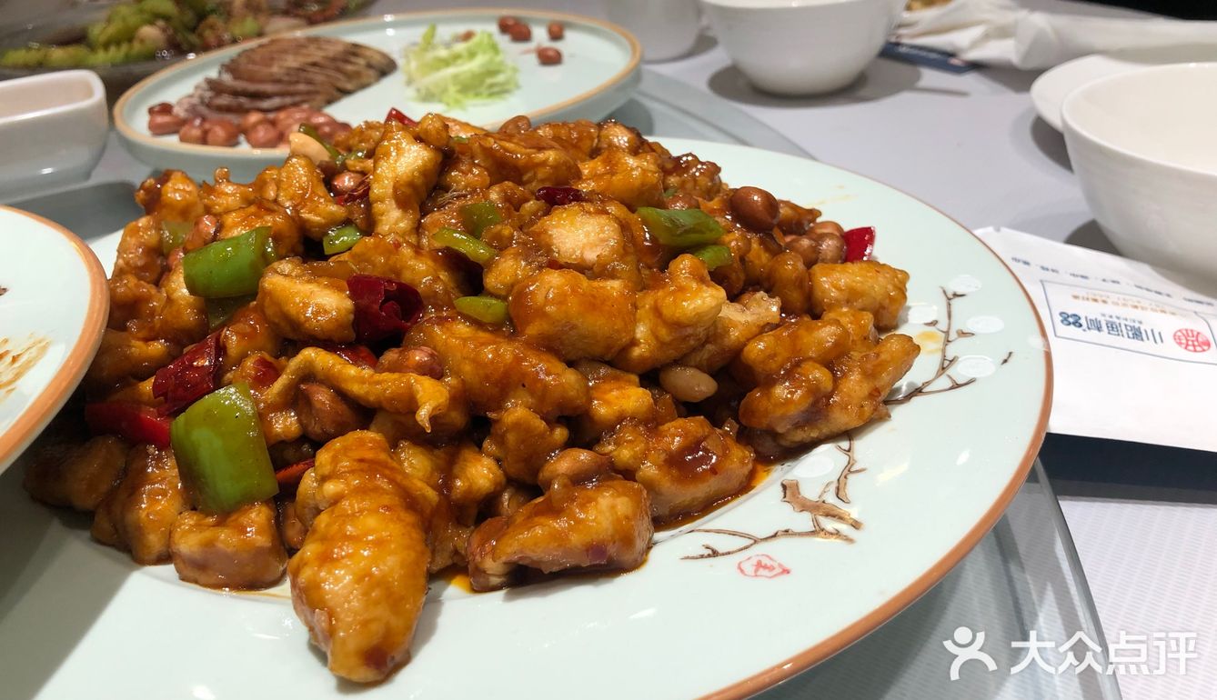 装修很好，感觉很安静，有免费的小菜和粥。点了几个菜