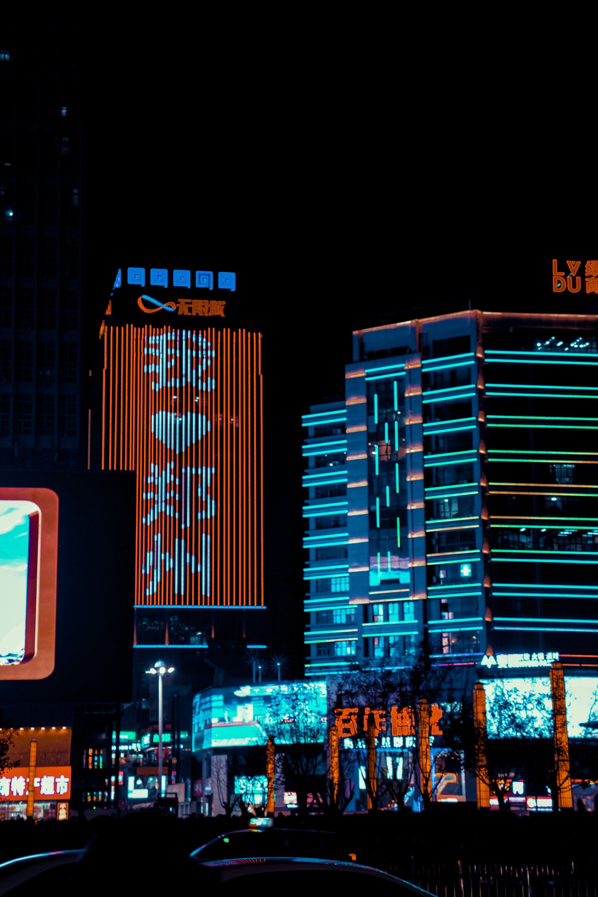🌃来郑州一定会路过二七广场,毕竟是最繁华的市中心地带,白天平平无