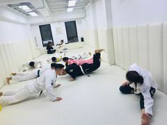 -菠萝格斗巴西柔术训练馆