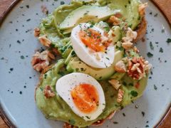 牛油果煮蛋吐司-RAC BAR(安福路店)