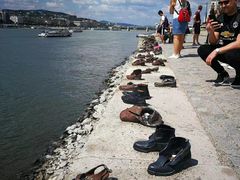 -多瑙河畔鞋履雕塑