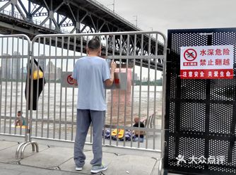 别摇了叔叔牢门都快被你摇垮了……
