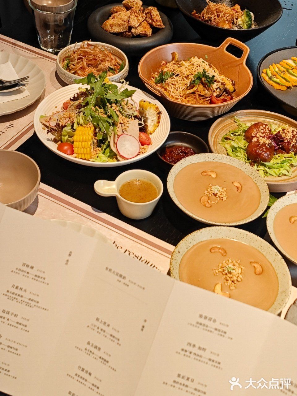 走进成都这家宋式美学素食餐厅