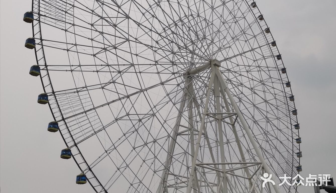 摩天轮下的小商贩