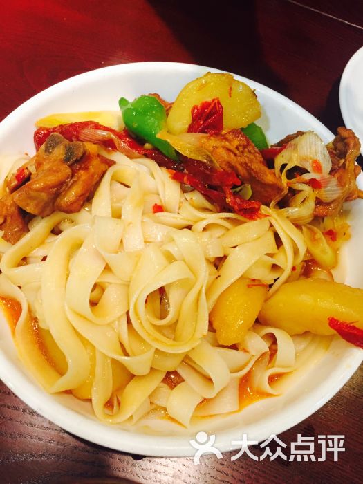 烤羊肉串大盘鸡满口香酸奶酸辣土豆丝