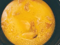 浓厚原只鸡煲花胶汤-鲜入围煮花胶鸡海鲜火锅