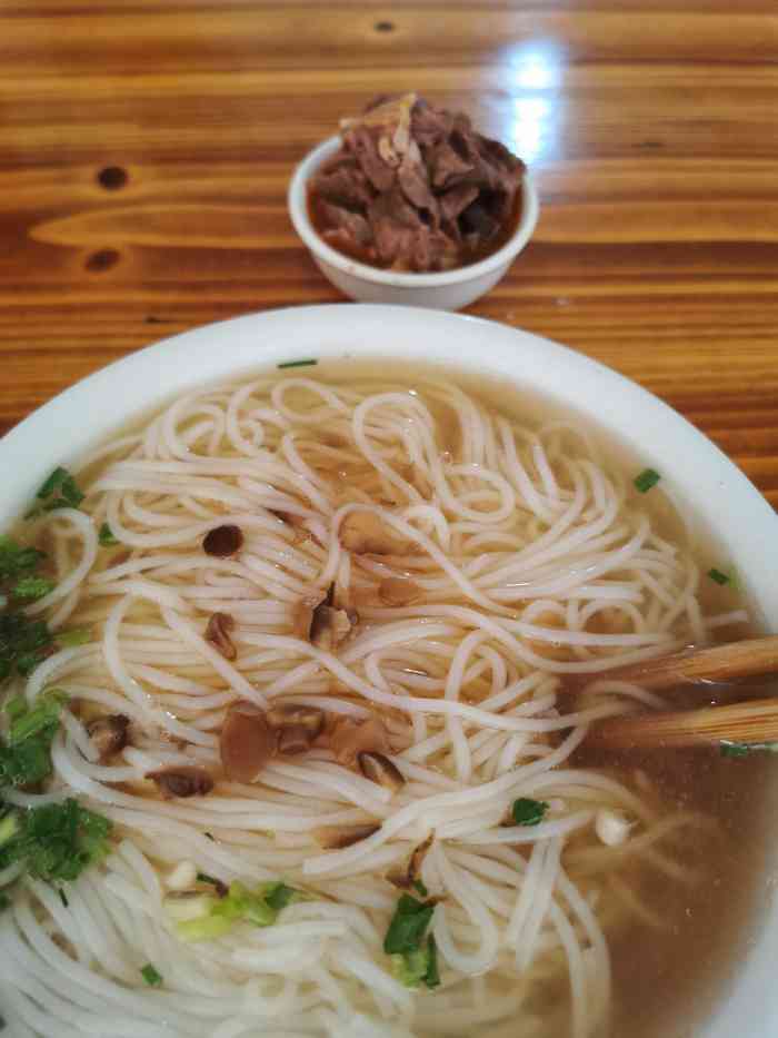 老抚州泡粉-"店内光线很差简直可以用暗来形容.店内餐品.