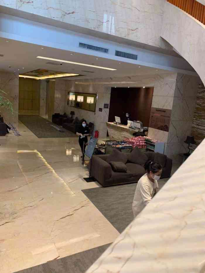 天泊圣汇洗浴-"天泊确实比较豪华,环境也不错,由于是半夜.