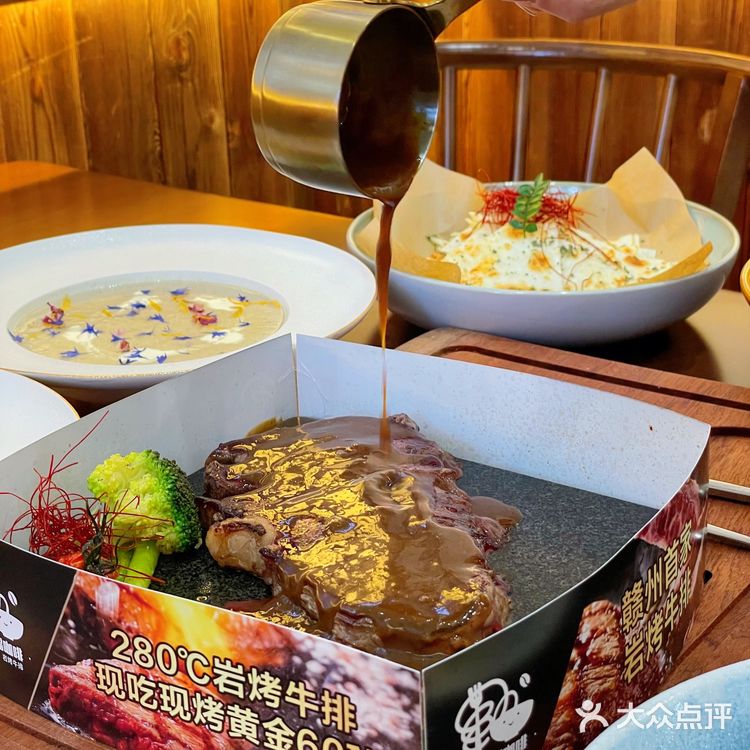 有两层，点了三碗主推意面，一款是黑松露海鲜意面
