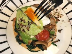 牛油果蘑菇菠菜水波蛋松饼-AFS Cafe & Canteen(闽江二路店)