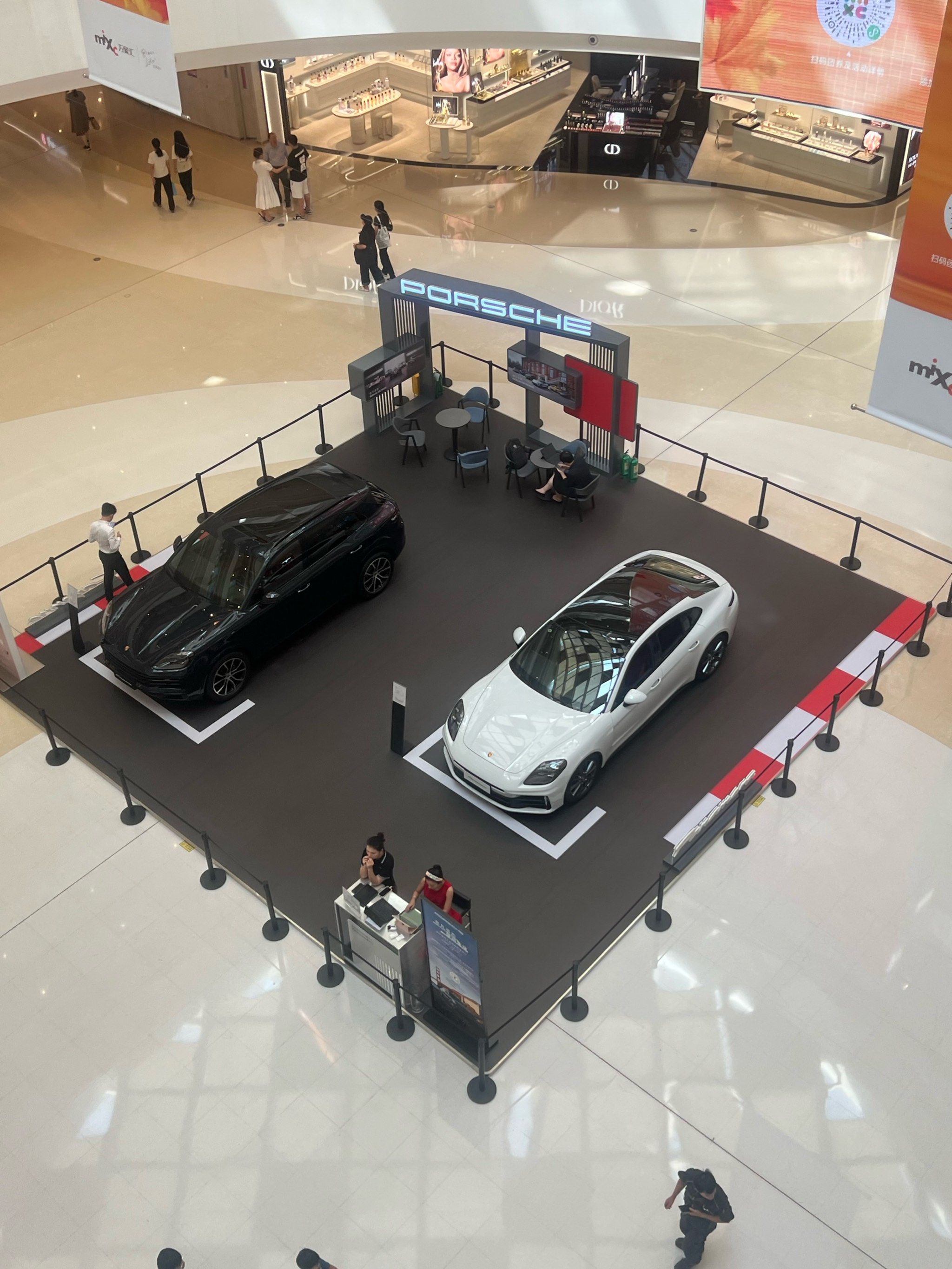 保时捷也在商场搞车展
