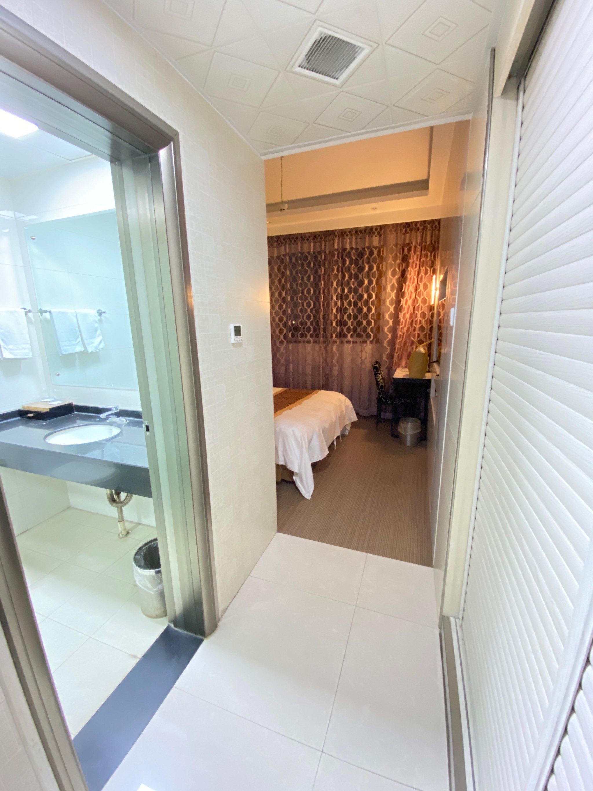 天天领红包镇江昆仑宾馆,单人间房间不大