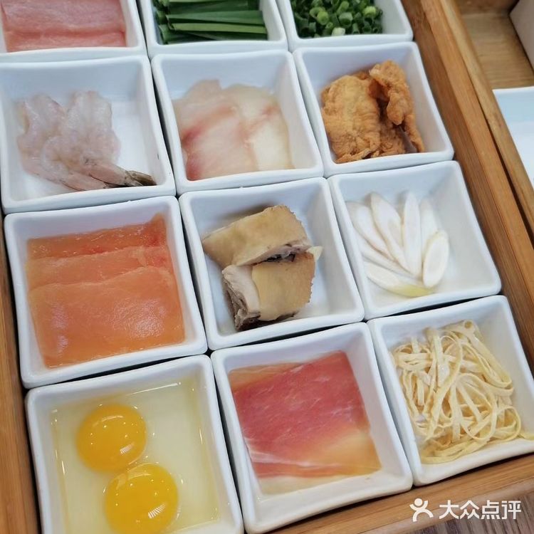 豆花的鲜嫩配上玫瑰黑糖酱,和布丁 的口感一样