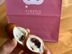 红豆碱水面包-WHEN PIGS FLY当猪飞