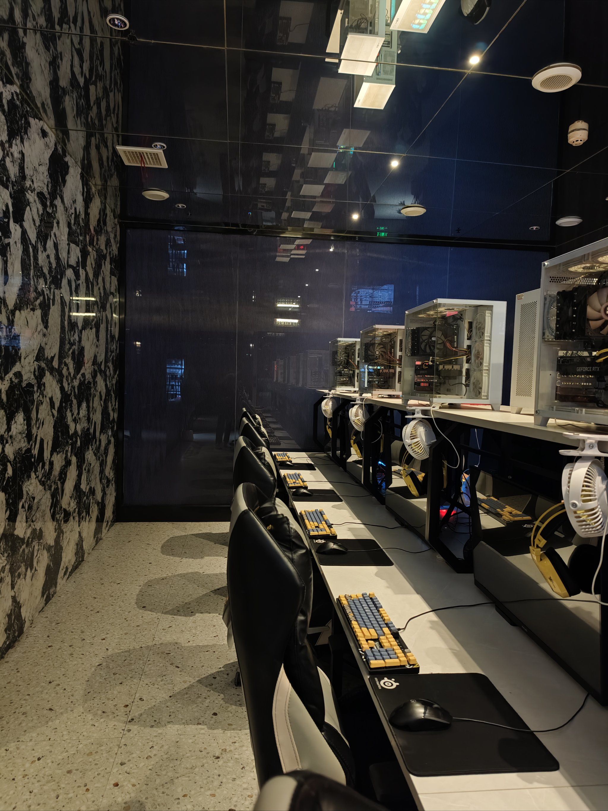 网吧的服务也十分周到.工作人员热情友好