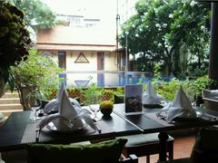 餐位和游泳池-Ruen Urai