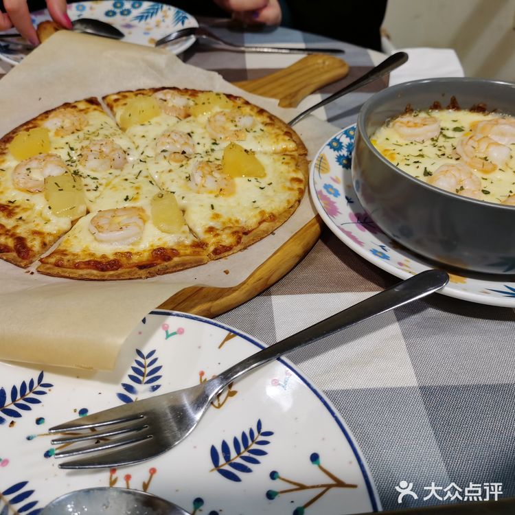 外面下着雨，淅淅沥沥的，两个人吃，点了个披萨