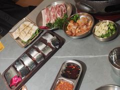 -围炉肉舍•炭烤活鳗•丹东海鲜烤肉(步行街店)