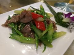芥兰炒牛肉-金穗园·砂锅粥.醉鸡煲火锅(长寿路店)