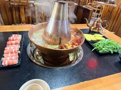 酸菜黑猪肉锅-果松木炭酸菜铜火锅·外婆参鸡汤