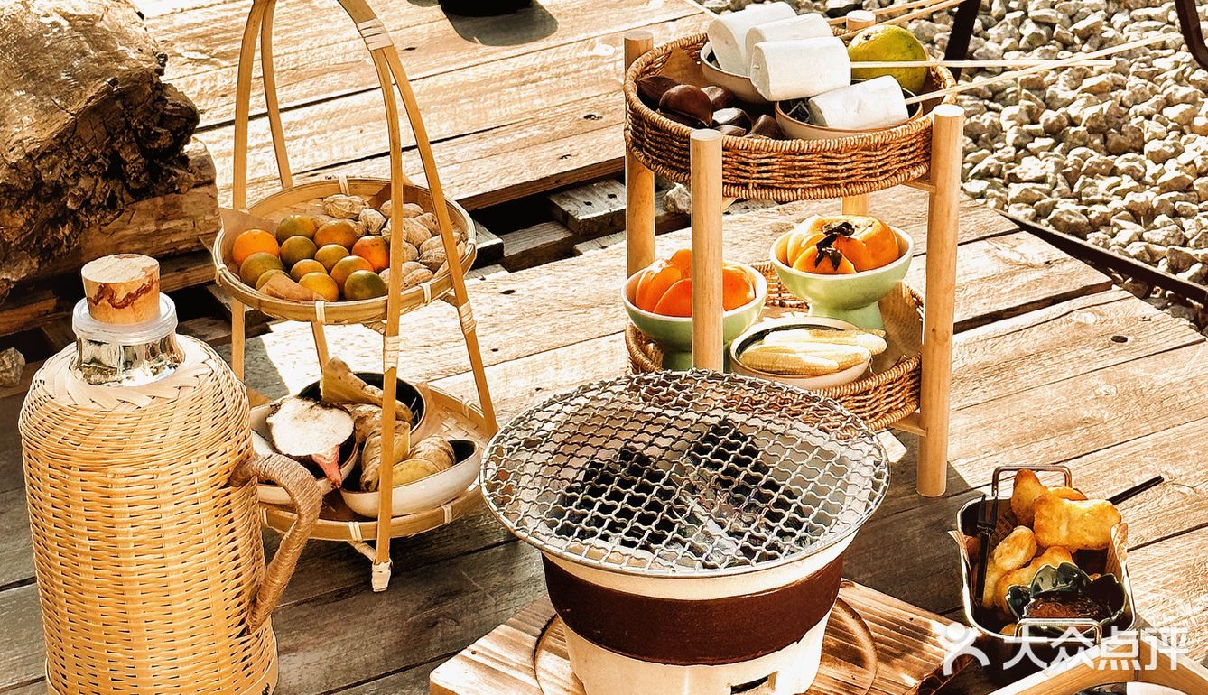 √ 围炉煮茶套餐 适合2-3个人，套餐里面有两壶茶