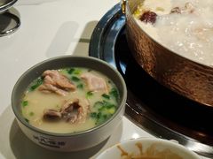 -洪氏嗨捞·广东猪肚鸡·椰子鸡火锅(西咸万象城店)