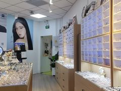 -天空之镜眼镜店蔡司依视路配镜授权零售店(望京颐堤港店)