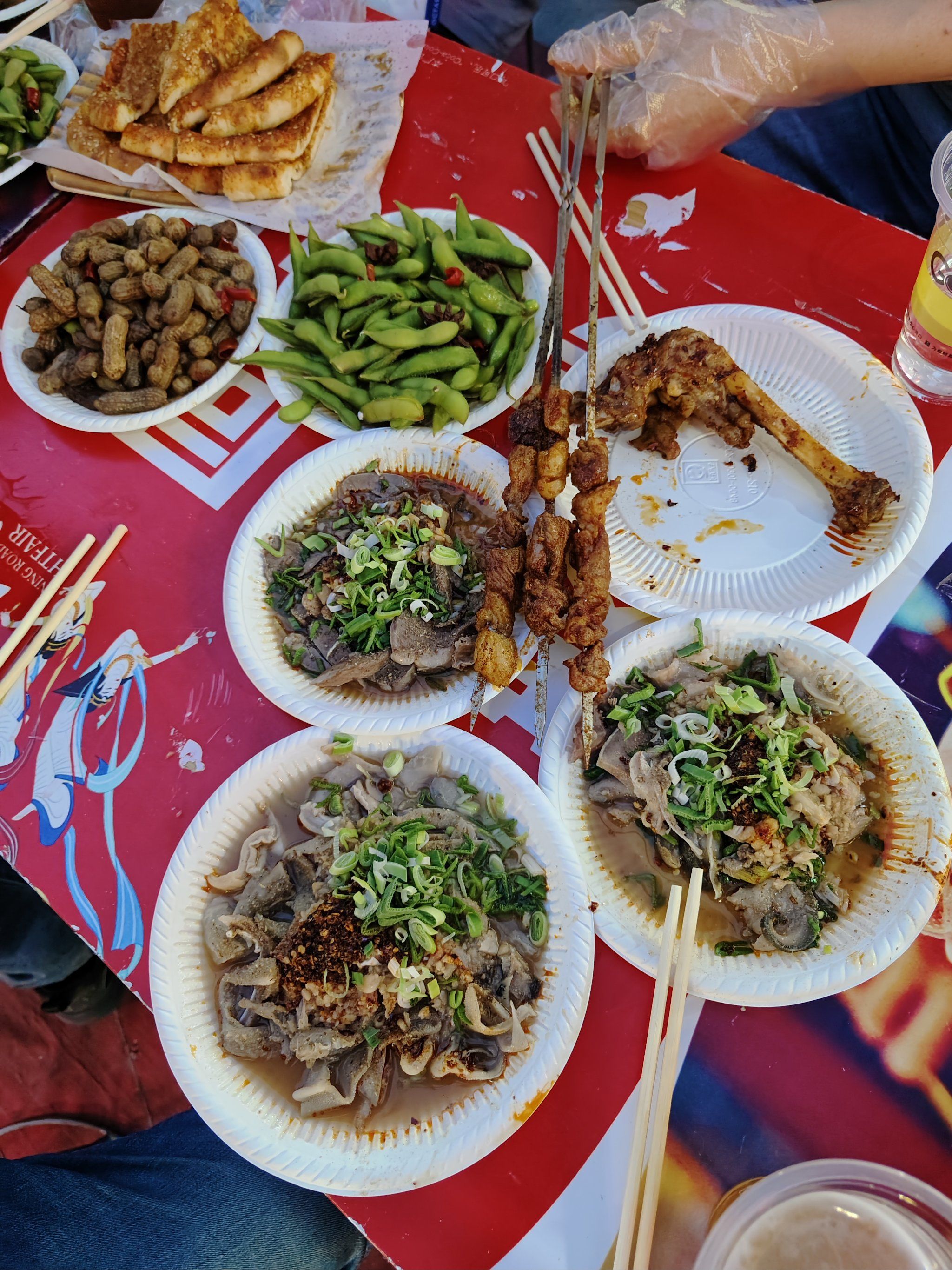 兰州正宁路夜市是一条著名的小吃街,拥有众多美食和热闹的氛围
