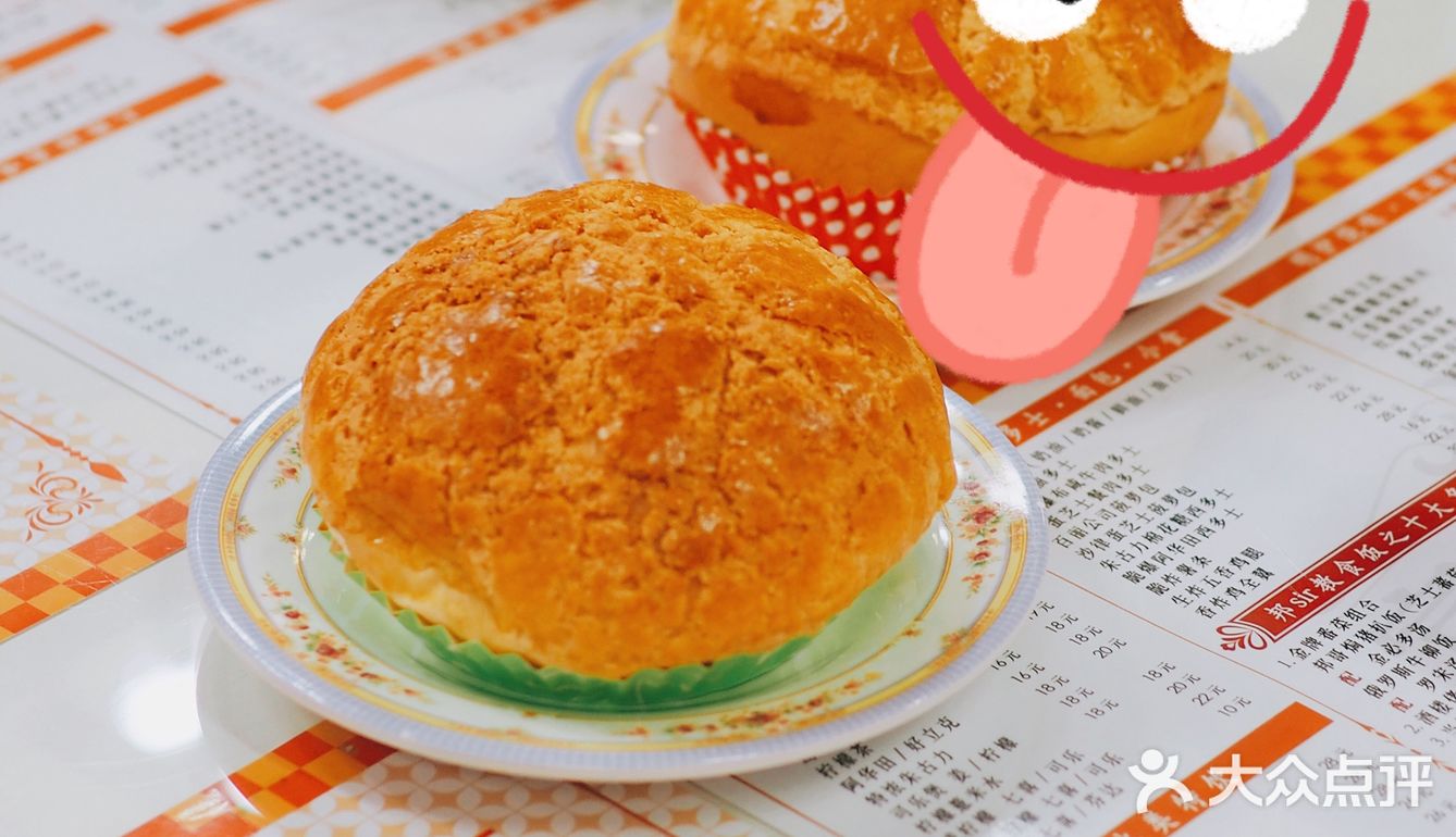 菜品还是蛮多的，点了娃最爱吃的菠萝包