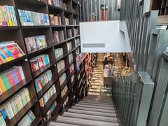 -钟书阁(松江泰晤士小镇店)