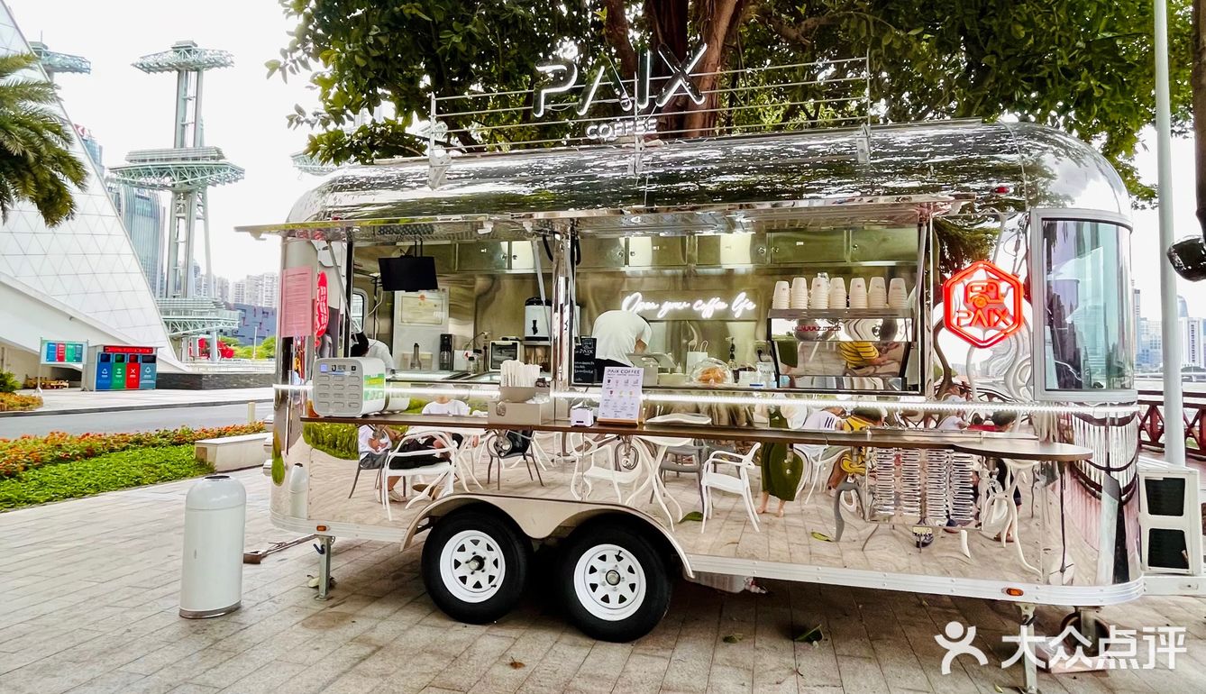 海心桥边的小银车☕️看着小蛮腰吹江风drink咖啡