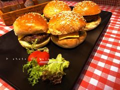美式烧烤牛肉迷你汉堡-鲨鱼美式餐厅酒吧Sharky
