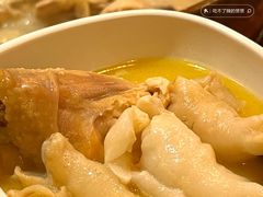 浓汤原只花胶鸡煲-鲜入围煮花胶鸡海鲜火锅