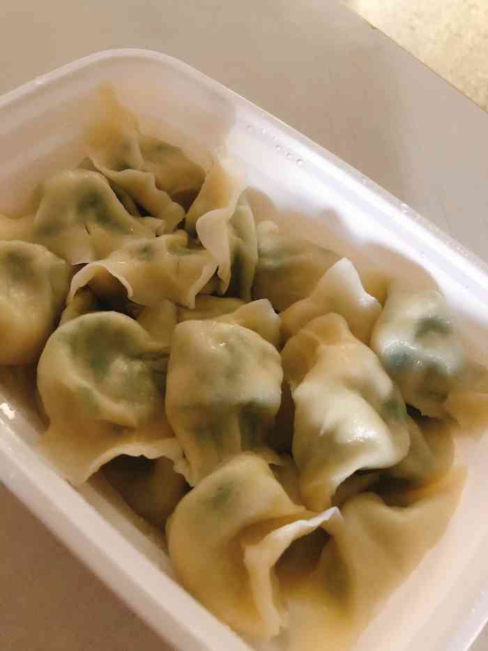 打分    /人 点的外卖 饺子现包的 味道还可以 要是皮再薄一点就更好