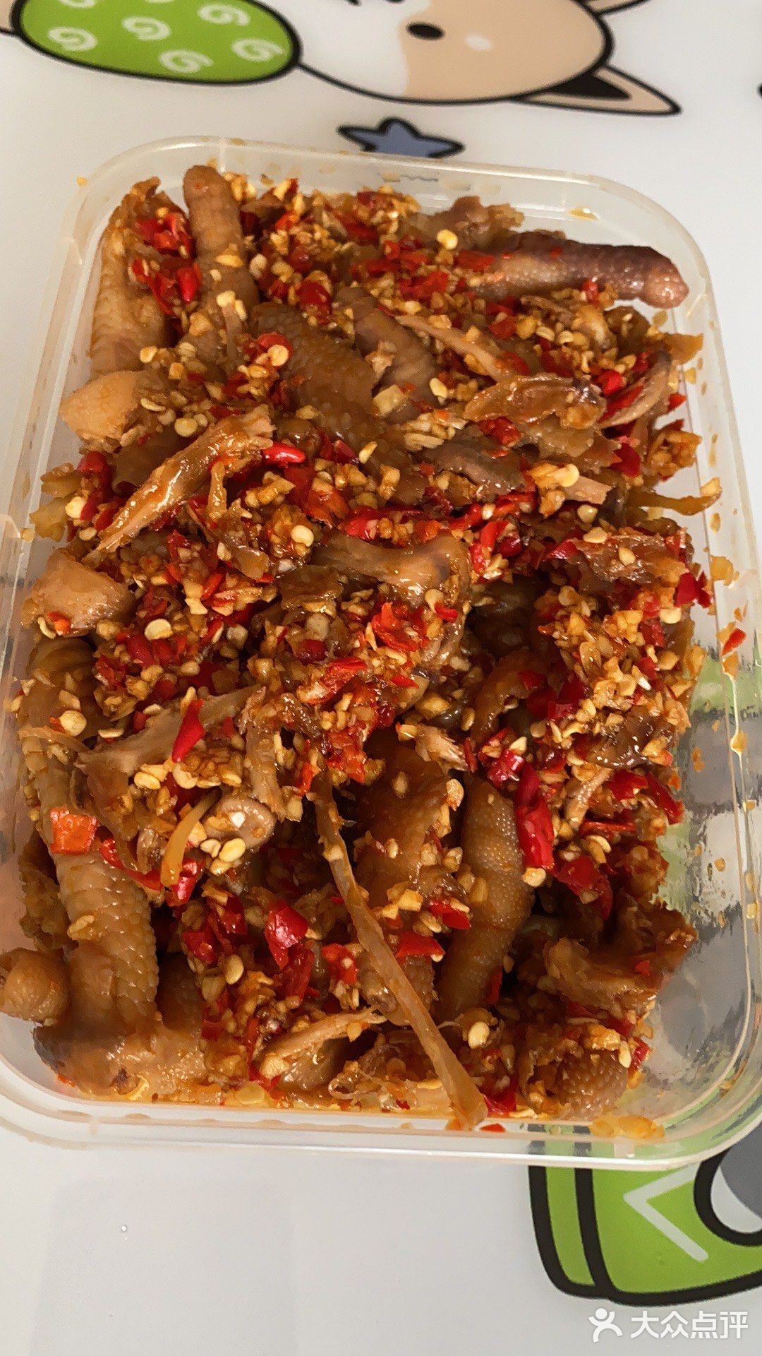 果断的点进来吖～准备：2斤鸡爪，泰椒2两，大蒜2头