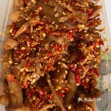 果断的点进来吖～准备：2斤鸡爪，泰椒2两，大蒜2头