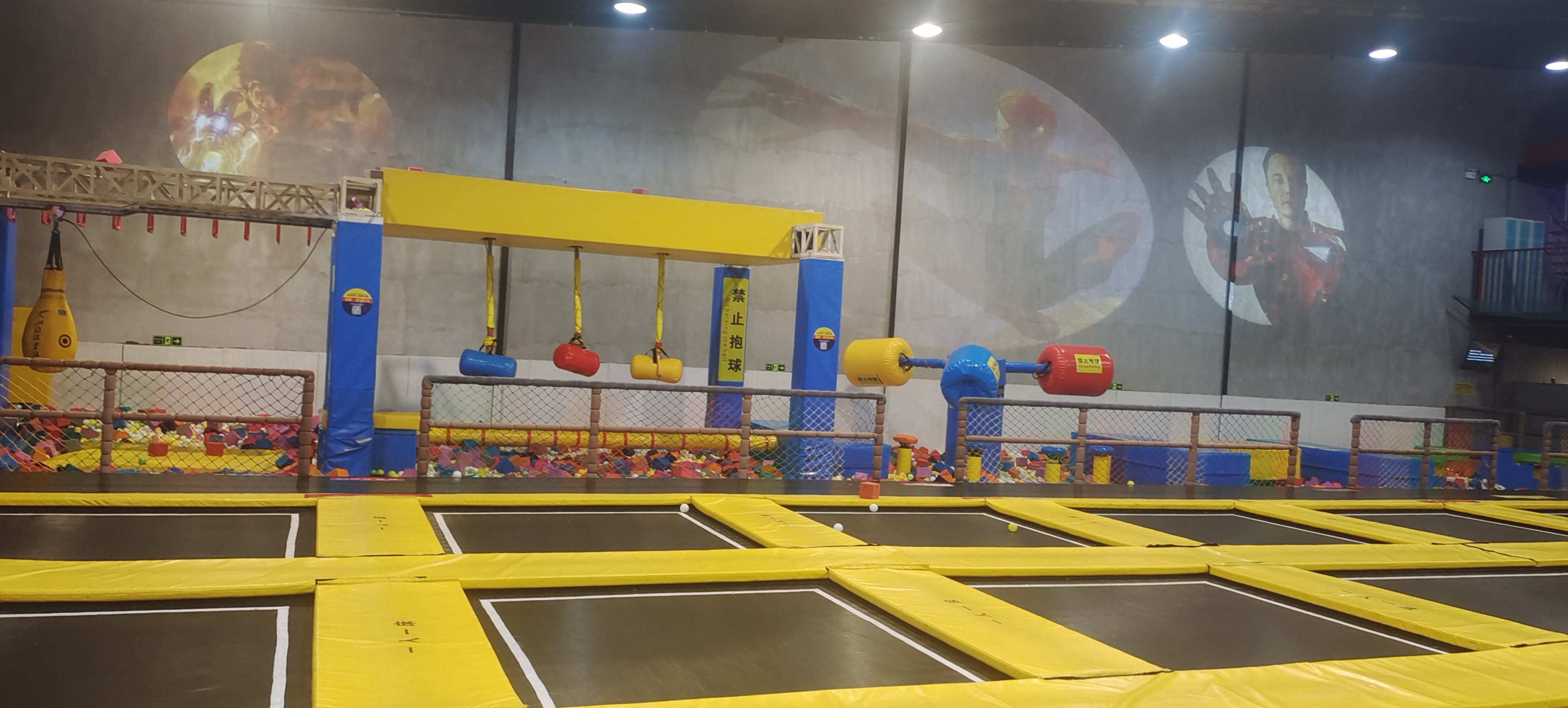 超好玩的蹦床公园