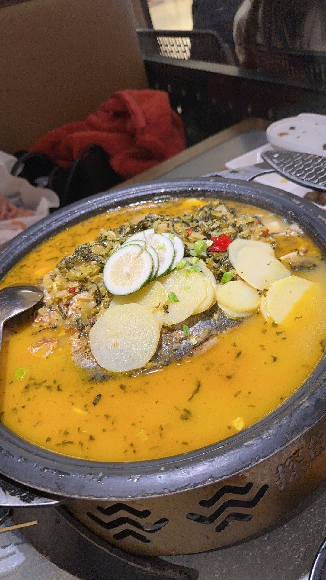 酸菜味烤鱼酸菜味的烤鱼非常好吃,环境我很棒,!