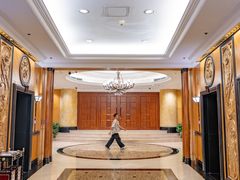 -深圳富苑皇冠假日套房酒店