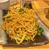人挺多的但是帮忙烤肉的阿姨人很nice