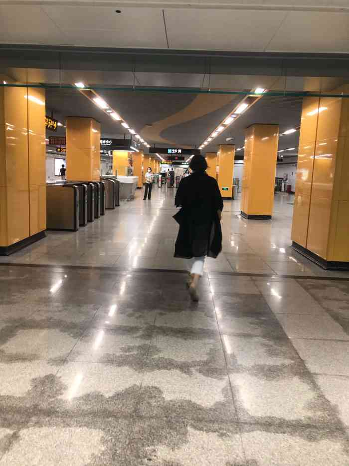 曲阜路(地铁站)-"地铁站. 两线换乘,展厅挺大的,上面直.