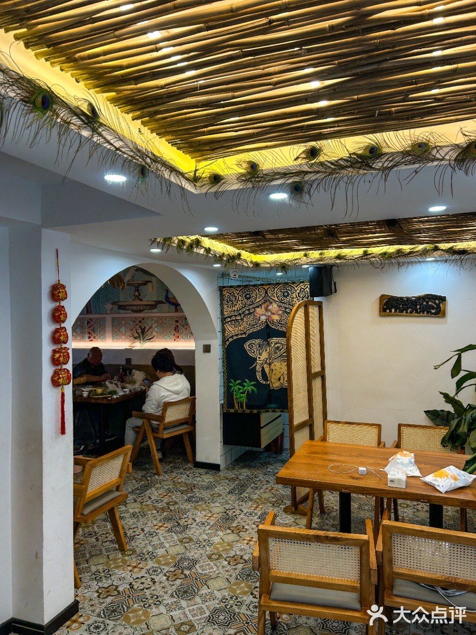 门店是一家傣味餐厅一共有两层菜品和环境 颜值都巨高