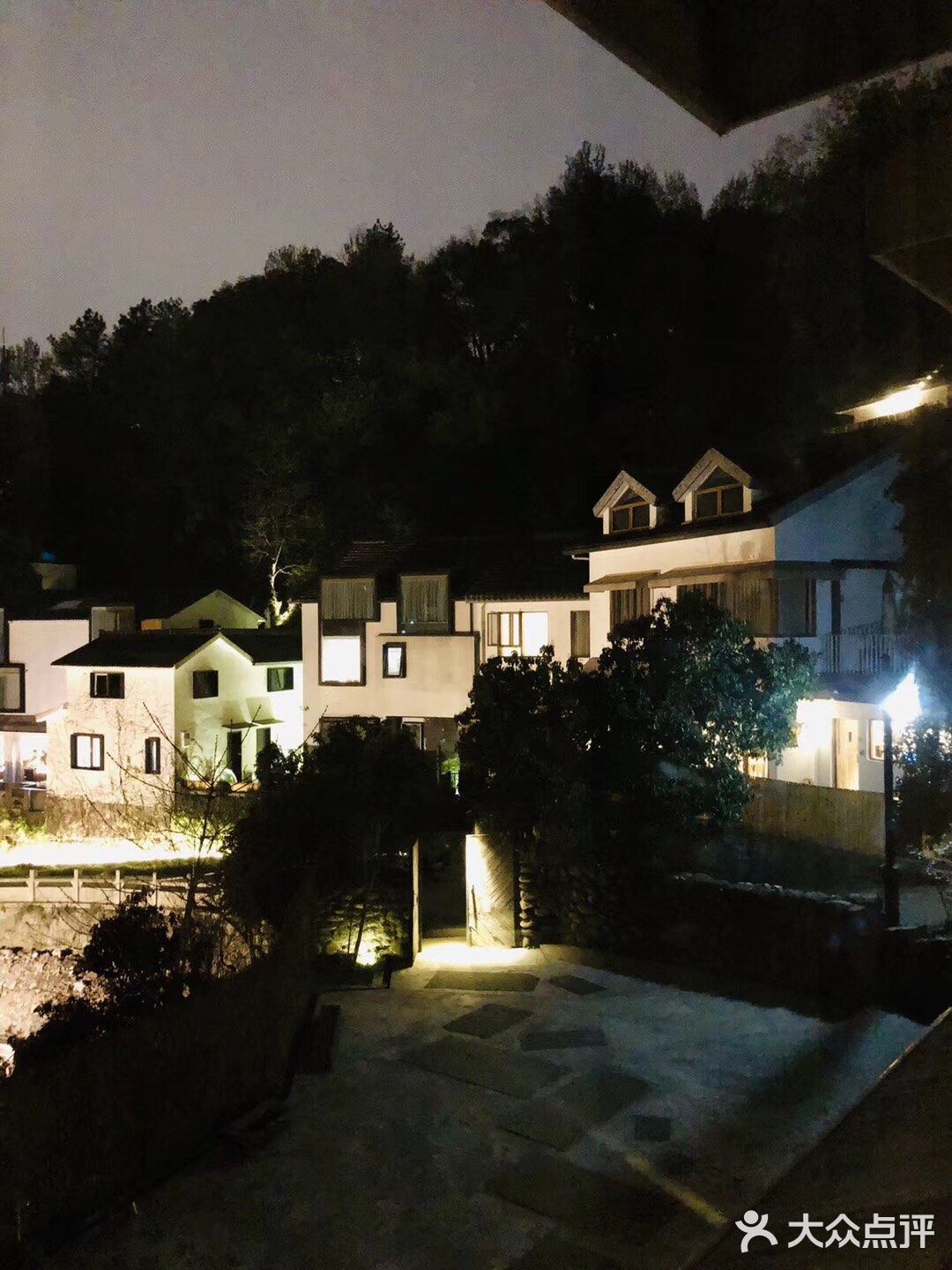 夜有一叶，日有一餐，足。此逍遥情人间少见。浮生可诗猫乎