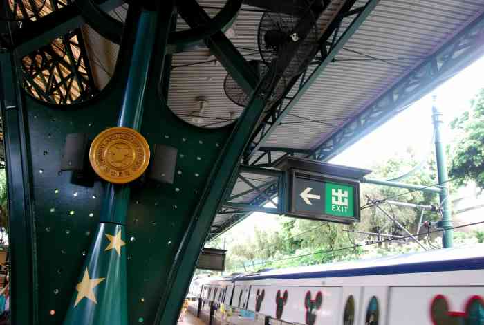 港铁迪士尼站-"港铁的迪士尼站,第一次坐没想到如此的童.