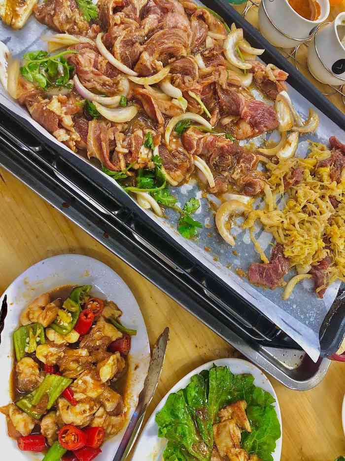 东北苗哥烤肉(洪文店)-"东北苗哥烤肉位置在洪文大排档对面,晚上的.