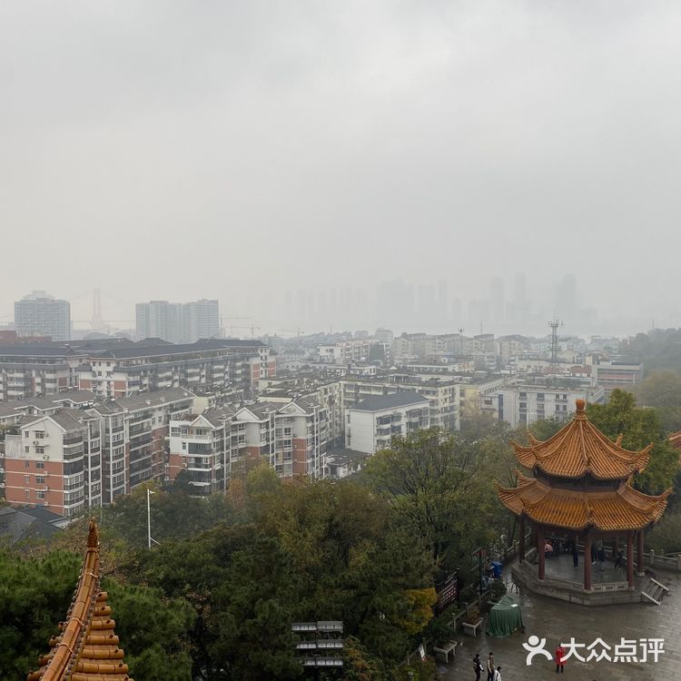 交通： 交通便利，坐地铁到复兴路，吃了个饭走两步就到
