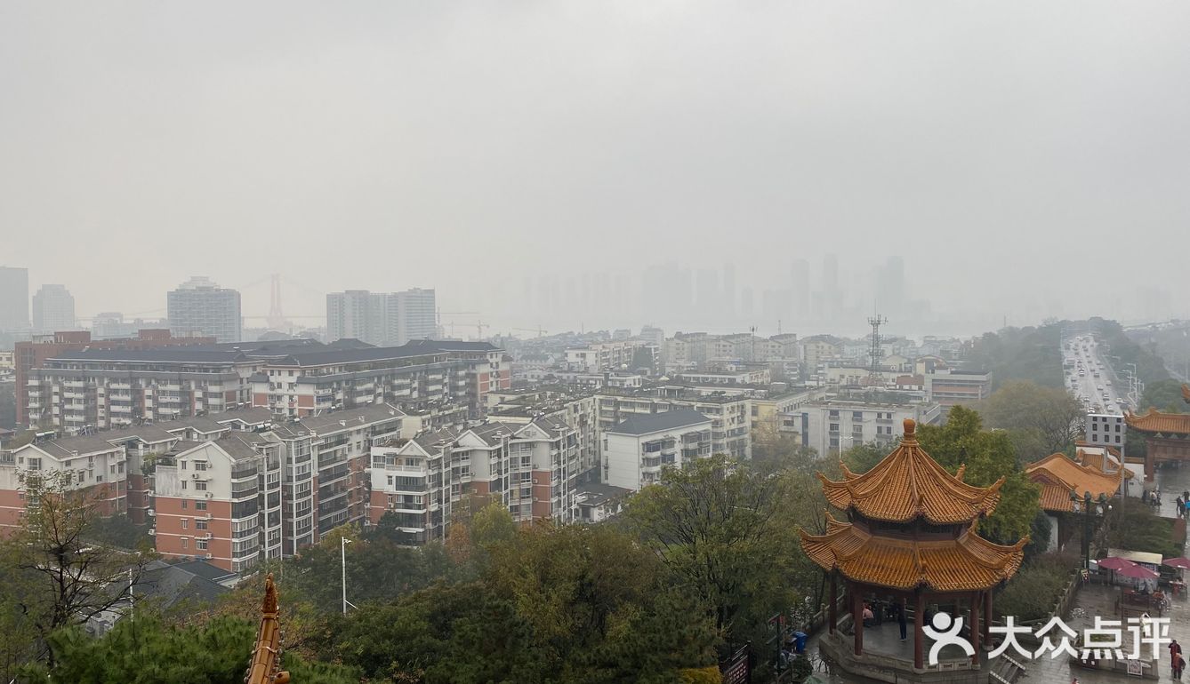 交通： 交通便利，坐地铁到复兴路，吃了个饭走两步就到